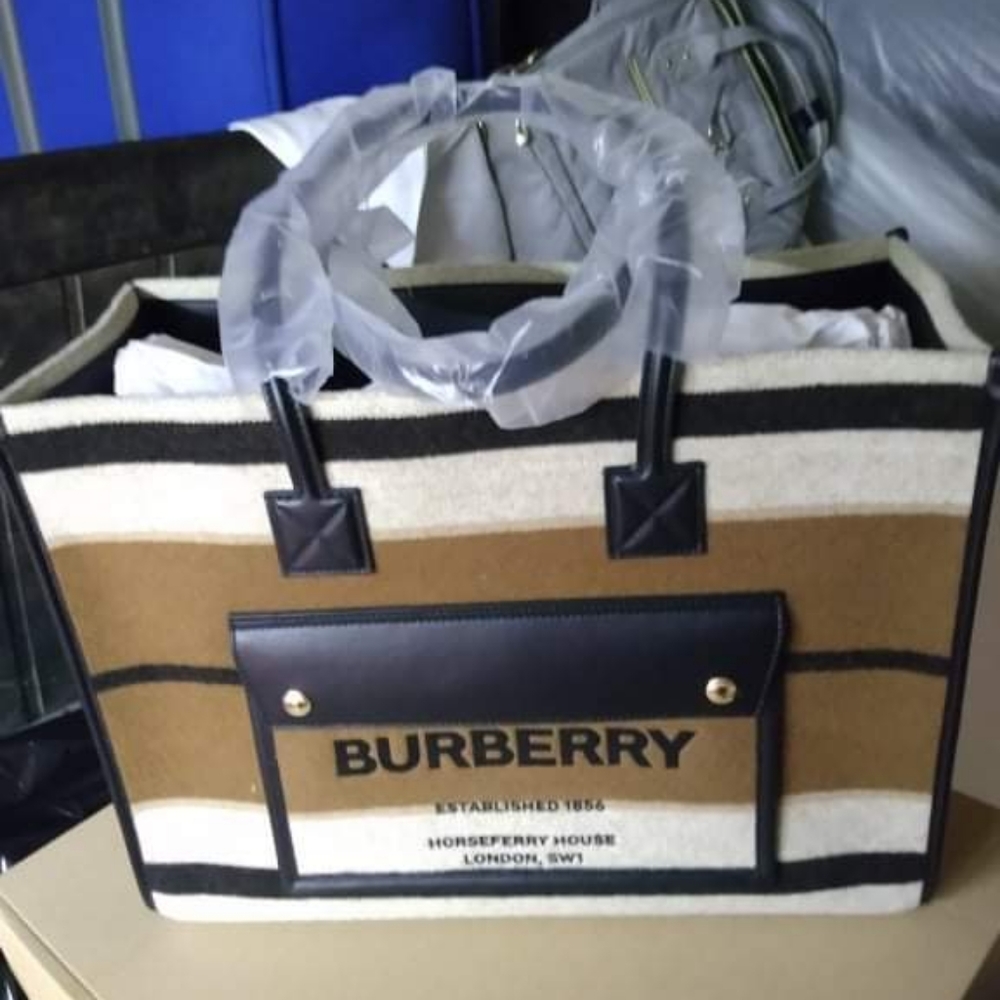 A Brand New Burberry Tote warmwalnut/black 100% Virgin Wool/Leather Size Medium